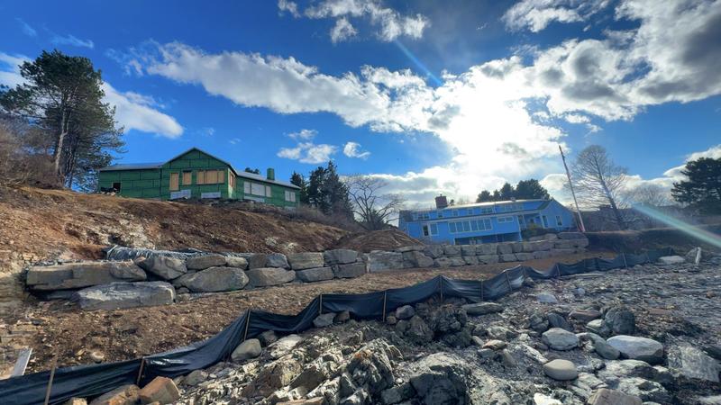 Stacked stone retaining wall installation